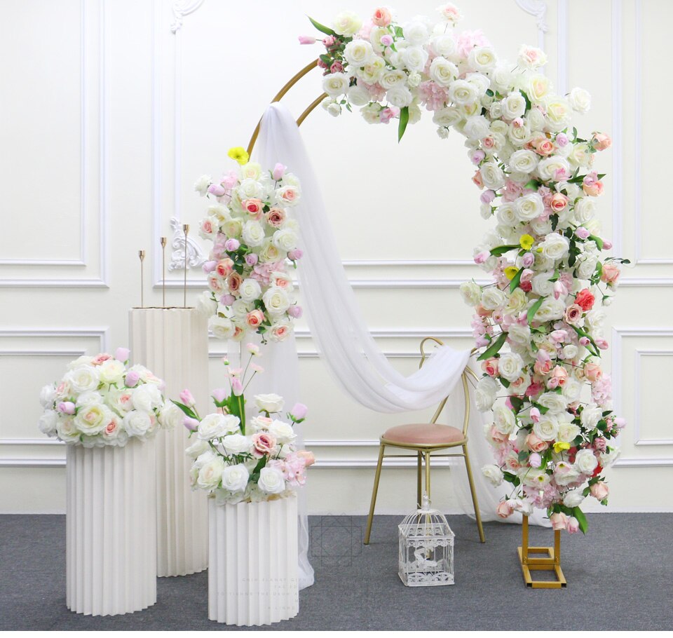 Floral Arrangements: Incorporating fresh flowers and greenery into the trellis design.